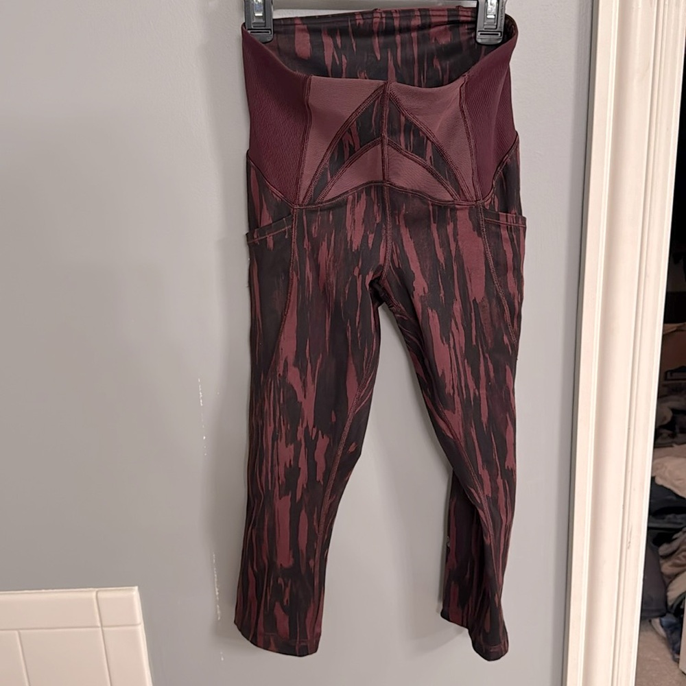 LULULEMON Womens 4 Exquisite Crop Dark Red Painted Animal Bordeaux Drama legging